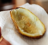 Ложкой, аккуратно выскабливаем сердцевинку, чтобы осталась только кожура.