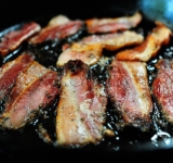 На сковороде, на среднем огне обжариваем бекон до золотистости.