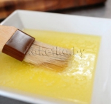 Обмакиваем кондитерскую кисть в топленое масло.