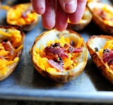 Сверху раскладываем бекон и ставим в духовку еще на пару минут, чтобы сыр расплавился.