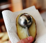 Когда картофель готов, разрезаем его пополам.