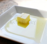 В отдельной емкости растапливаем сливочное масло.