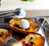 В каждую лодочку из картофеля выкладываем ложку сметаны.