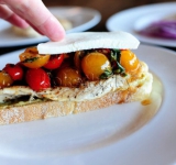 Завершаем композицию кусочком сыра.	
