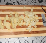 Отваренный картофель нарезаем кубики.	