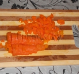 Кубиками измельчаем морковь.	