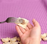 В центр каждого кусочка теста выкладываем фарш.	