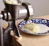 Мясорубкой измельчаем лук.	