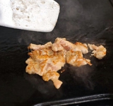 Нагреваем сковороду до максимума, наливаем масло и выкладываем часть курицы, обжариваем по 5 минут с каждой стороны.	