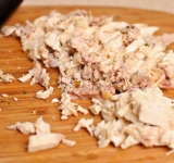Готовую курицу измельчаем на небольшие кусочки.	
