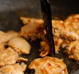 Разделяем мясо на мелкие кусочки.	