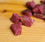 Нарезаем мясо на мелкие кубики.	