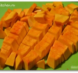 Тыкву моем, чистим от кожуры и семечек нарезаем на небольшие кусочки.	