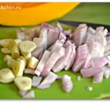 Мелко нарезаем лук и чеснок.	