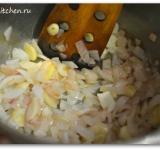 В средней кастрюле нагреваем растительное масло и обжариваем измельченные овощи до мягкости и золотистости.	