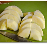 Очищаем яблоки от кожуры, вырезаем сердцевину и нарезаем ломтиками.	