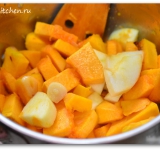 Яблоки и тыкву добавляем в кастрюлю к луку, хорошо перемешиваем, заливаем чашкой горячей кипяченой воды. Накрываем кастрюлю крышкой и томим на малом огне до готовности, это займет 20-25 минут.	