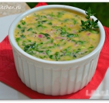 Следом засыпаем зелень, солим и перчим по вкусу, перемешиваем. Соус готов, оставляем его в тепле, чтобы масло не застыло.	