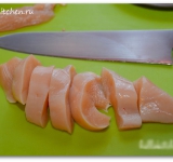 Куриное филе нарезаем тонкими кусочками в 1 см толщиной.	