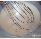 Приступаем к приготовлению опары, для этого в большой миске в теплом молоке (40 градусов) растворяем чайную ложку сахара и дрожжи. Отставляем в сторону для набухания.	