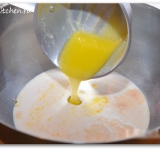 В поднявшуюся опару добавляем остывшее топленое масло с сахаром, хорошо перемешиваем масло.	