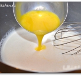 Добавляем слегка взбитые яйца. Снова все перемешиваем.	