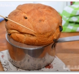 Ставим формочки в предварительно разогретую духовку на 35-40 минут, пока куличи хорошо не зарумянятся. Готовность проверяем деревянными палочками. Даем остыть пирогам 5-10 минут, и достаем из формочек. Эти куличи особенно вкусные на следующий день после выпечки. Готовые куличи посыпаем сахарной пудрой, нарезаем и подаем к столу. Куличи получаются обалденные, очень пышные, вкусные, а ароматы апельсиновой цедры и ванили разносятся по всему дому.	