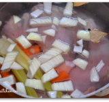 В кастрюлю выкладываем курицу, нарезанные овощи, 3 горошка черного перца и лавровый лист. Заливаем все холодной водой и доводим бульон до кипения. Снижаем огонь до минимума и варим 40 минут, периодически снимая накипь.	