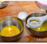 Отделяем белки от желтков. Для теста понадобиться 2 целых яйца и 3 желтка.	