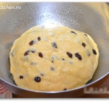 Оставшуюся муку добавляем небольшими порциями, вымешиваем тесто около 10 минут, пока оно не станет мягким и эластичным. Оно не должно прилипать к рукам. Готовое тесто укладываем в смазанную растительным маслом глубокую миску, накрываем полотенцем и даем постоять около двух часов, пока тесто не увеличится вдвое.	