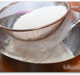 Просеиваем в массу половину муки и соль.	