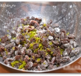 Натираем цедру, должно получиться 2 чайных ложки. В качестве цедры можно использовать лимонную или апельсиновую, она придает более сладкий аромат. Перемешиваем все сухофрукты, цедру, ванильные зерна, орешки и 1 чайную ложку муки. Отставляем в сторону.	