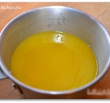 В небольшое кастрюле расплавляем сливочное масло и сахар, отставляем в сторону остывать.	