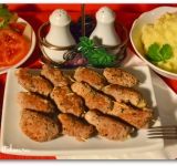 Нежное, сочное, ароматное мясо с пикантной начинкой готово. В качестве гарнира отлично подойдет картофельное пюре и салат. Приятного аппетита! 
 
Cсылка на оригинальный рецепт:  hellokitchen.ru/4457/svinie-ruletiki-s-sirom-i-chesnokom/ 	