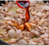 Добавляем соевый соус, хорошо перемешиваем мясо	