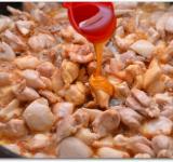 Добавляем мед, перемешиваем блюдо и продолжаем обжаривать мясо до готовности.	