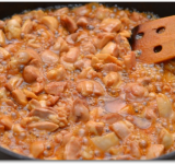 Пробуем мясо на вкус и регулируем соль соевым соусом и сладость медом.	
