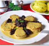 Блюдо готово, раскладываем по тарелкам и подаем к столу. Мяско получается сочное, нежное, немного влажное, его вкус прекрасно дополняет восхитительный соус с невероятно насыщенным, изысканным, богатым вкусом.  
 
Ссылка на оригинальный рецепт:  hellokitchen.ru/2797/svinie-medalioni-s-chernoslivom/ 	