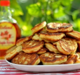 Оладьи готовы, поливаем их вареньем и подаем к столу. Вкусного вам завтрака и приятного аппетита!  
 
Cсылка на оригинальный рецепт:  hellokitchen.ru/2078/droggevie-oladiya-s-yablokami/ 	