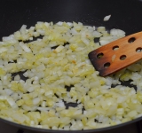 Пока варится капуста, делаем зажарку, для этого нарезаем кубиками лук и обжариваем на оливковом масле на сковороде до легкой румяности.	