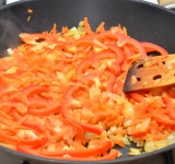 К луку добавляем измельченные овощи и томим на среднем огне 5 минут.	