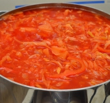 Зажарку добавляем в борщ, аккуратно перемешиваем, солим и перчим по вкусу. Даем блюду покипеть на малом огне минут 10. Выключаем плиту, добавляем в кастрюлю чеснок, перемешиваем, закрываем крышкой и даем настояться 20-30 минут.	