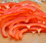 Тонкими полосками измельчаем сладкий перец.	