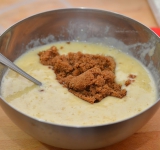 Засыпаем коричневый сахар, можно использовать и белый, но коричневый обладает более приятным карамельным вкусом.	