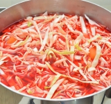 Тонко шинкуем капусту и кладем ее в суп, как только закипит бульон с картофелем.	