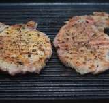 Переворачиваем мясо и жарим еще минуты 3. Готовое мясо выкладываем на тарелку и накрываем фольгой мили крышкой, чтобы мясной сок равномерно распределился по отбивным.	
