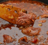 Теперь добавляем мясные кусочки, накрываем кастрюлю крышкой и тушим около 1,5 часа, пока мясо не станет мягким. 
 
Приятного аппетита!  
 
Ссылка на оригинальный рецепт —  hellokitchen.ru/941/hungarian-goulash/ 	