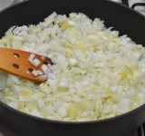 Для начала мелко режем лук и чеснок на кубички. Нагрейте кастрюлю с толстым дном, добавьте масло и обжарьте на нем лук с чесноком до золотистого цвета.	