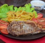 Готовое мясо подаем к столу со свежими овощами и гарниром. Хорошо к мясу подходит картофель. Приятного аппетита! 
 
Cсылка на оригинальный рецепт:  hellokitchen.ru/203/ribeye/ 	