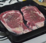 Кладем мясо на разогретую сковороду. На сковороде гриль надо жарить по полторы минуты с каждой стороны (на обычной по 40 секунд). При жарке мясо не передвигаем, должна появиться корочка, в которой выделяется сахар.	
